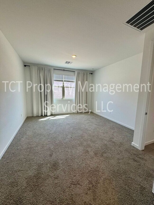 Building Photo - Beautiful like new home in San Tan Groves