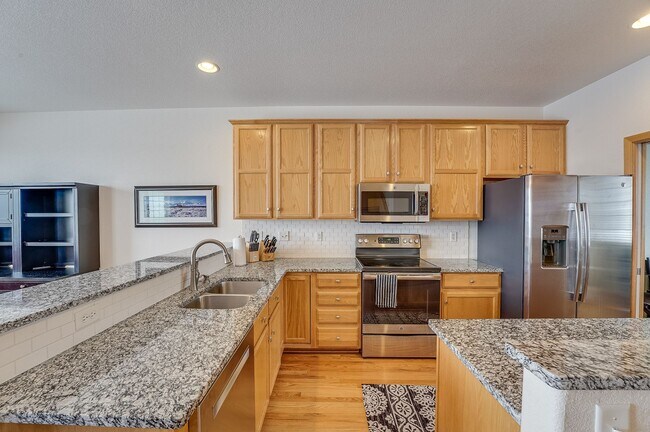 Building Photo - Spacious 3 bed, 2.5 bath Townhome in Ridgewood Hills!