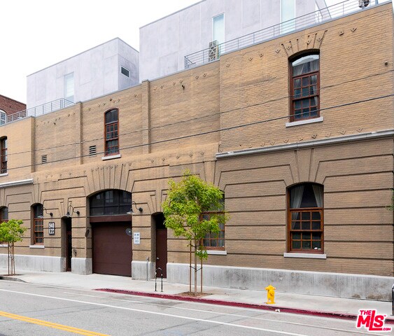 Building Photo - 940 E 2nd St