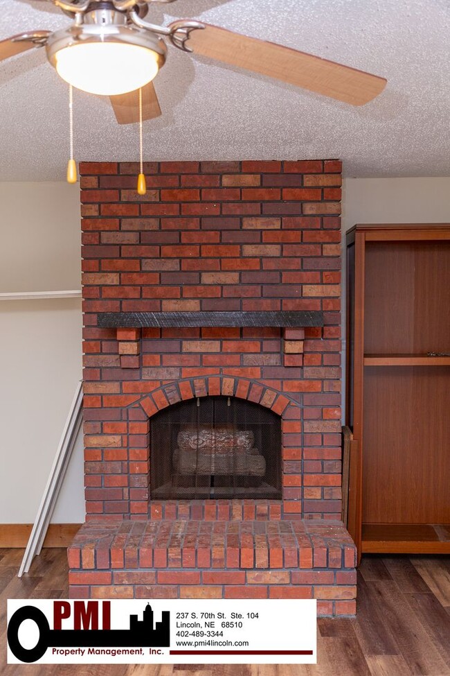 Building Photo - 2 Bedroom, 1 Bathroom House for Rent; Avai...