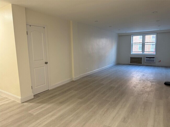 Building Photo - 140-65 Beech Ave