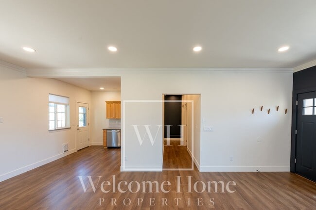Building Photo - Updated 2 Bed Home with Detached Office & Fenced Yard