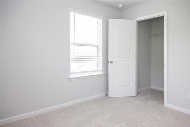 Building Photo - Newly Constructed 4bd/3.5ba Minutes From A...