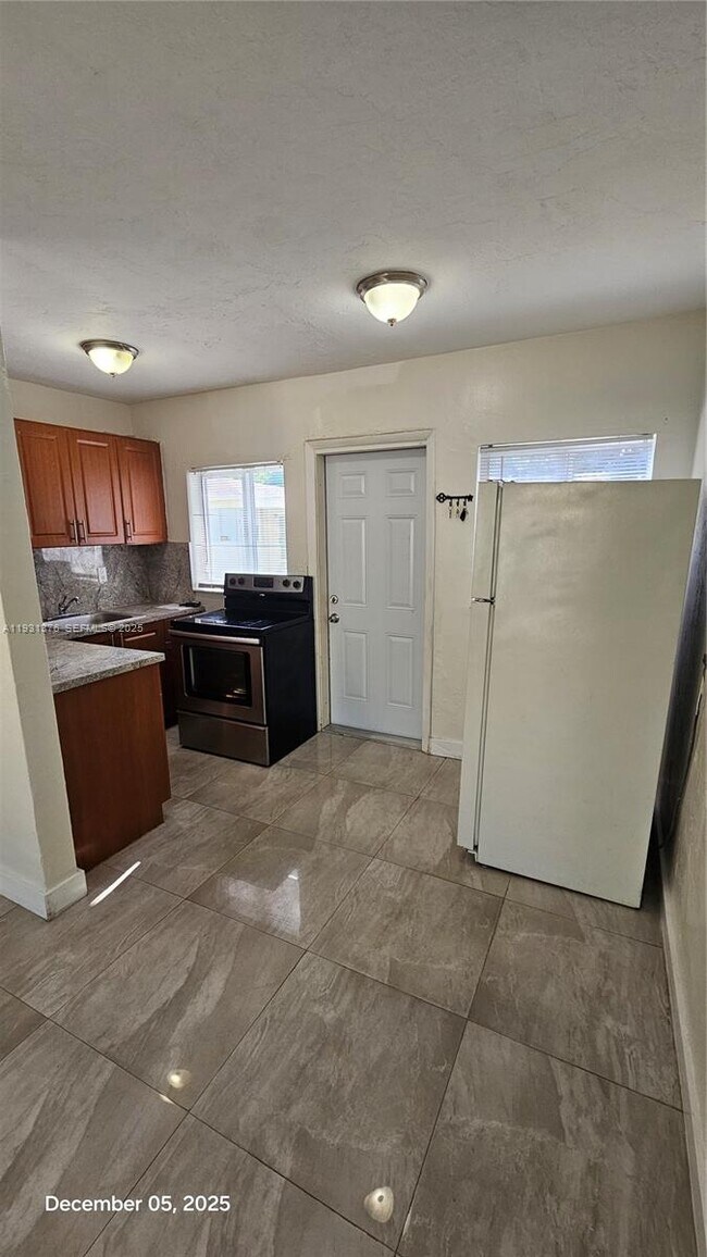 Building Photo - 1830 Monroe St