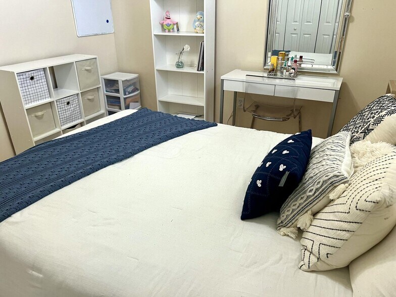 Building Photo - 10614 Lake Shore Dr