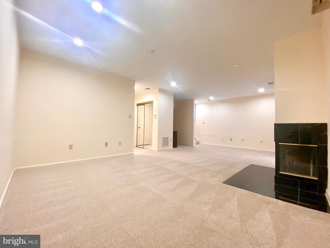 Building Photo - 5700 Exeter Hill Way