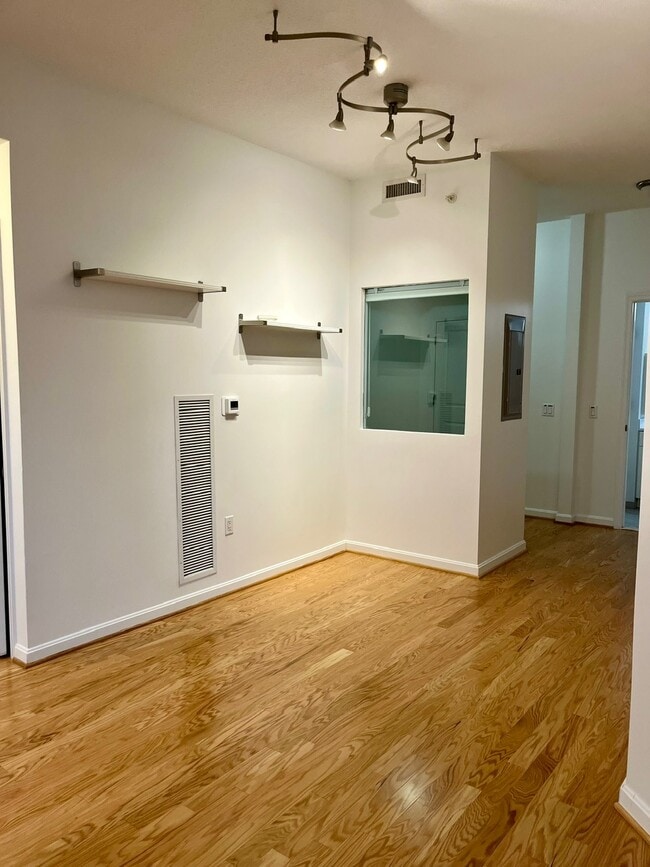 Building Photo - 1390 Kenyon St NW