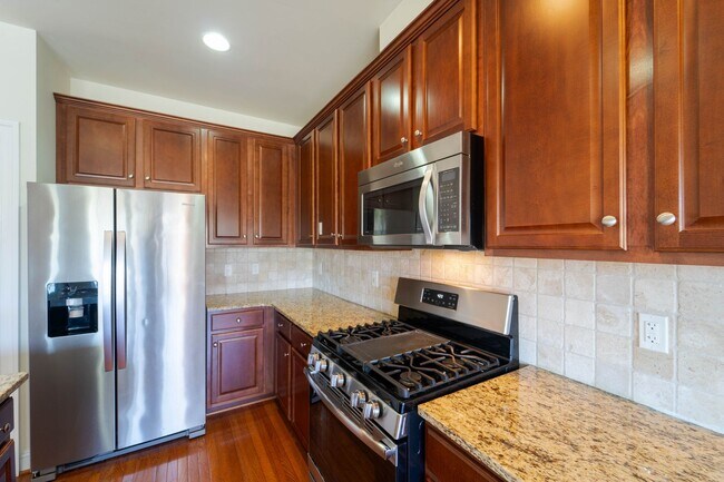 Building Photo - Gorgeous 3 Level Townhome