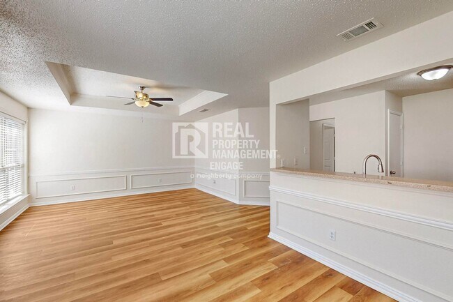 Building Photo - 404 Truman St