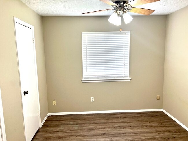 Building Photo - 4007 Lotus Dr