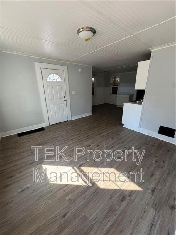 Building Photo - 9 Straub St