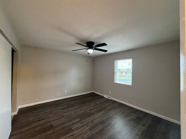 Building Photo - 421 Joseph Dr