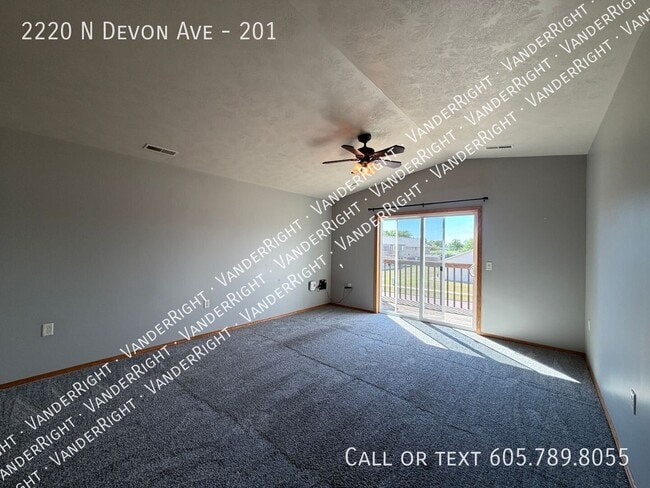 Building Photo - 2220 Devon Ave