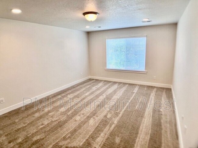 Building Photo - 269 E Ellen Ln