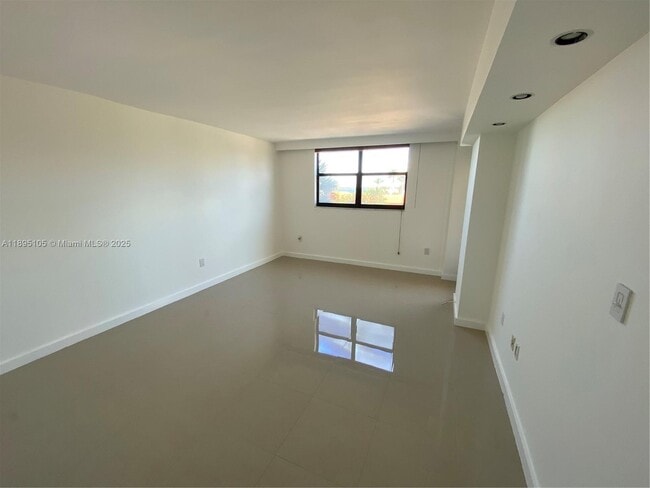 Building Photo - 801 N Venetian Dr