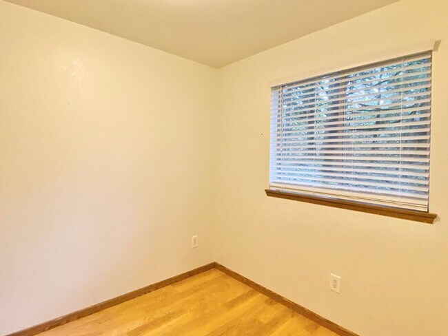 Building Photo - Quaint 2BR 1.5BA Condo in the Vineyards