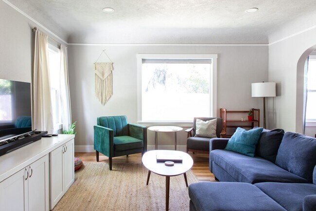 Building Photo - Cozy 2-Bedroom Retreat in North End Boise: Fantastic Location with Elegant Upgrades