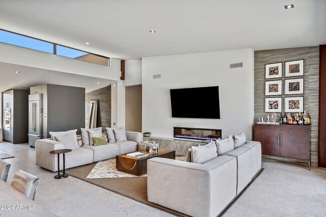 Building Photo - 15212 N Sandy Blf Rd