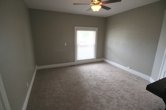 Building Photo - 3 bed 2 bath Campus Rental