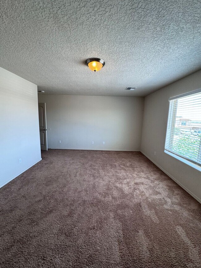 Building Photo - 4 bed home available now!