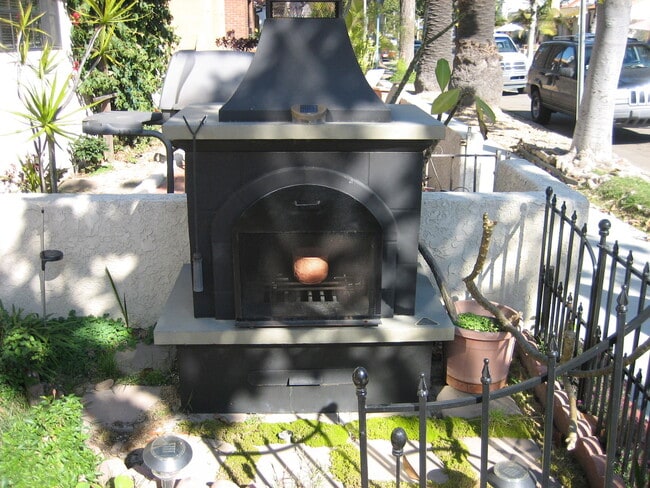 Building Photo - Charming 2bd/1ba Lower Unit Near Beach and Second Street!