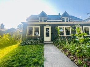 Building Photo - Charming 3 Bedroom with Sundeck!!!