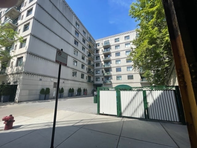 Primary Photo - 680 N Green St