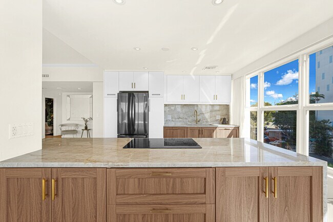 Building Photo - 9100 W Bay Harbor Dr