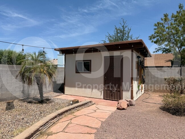 Building Photo - 2862 E Dolphin Ave