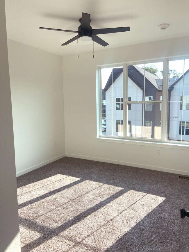 Building Photo - 2 Bed 1.5 Bath Brand New Contemporary Apartments!