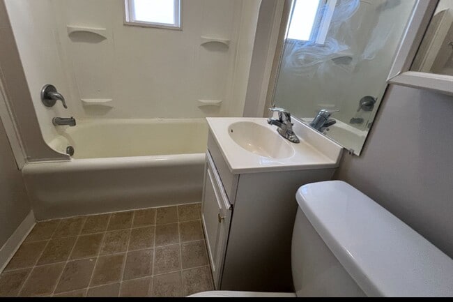 Building Photo - Beautiful 1 Bedroom Apartment in the Demun Neighborhood!