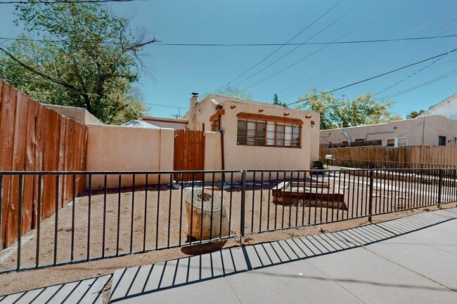 Building Photo - 212 Mesa St SE