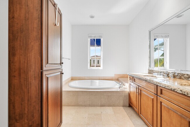 Building Photo - 824 Virginia Gardens Dr