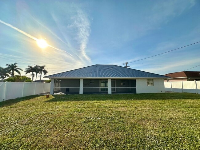 Building Photo - Stunning 3 Bedroom + Den Home with Fence + Screened Lanai in Great Location!