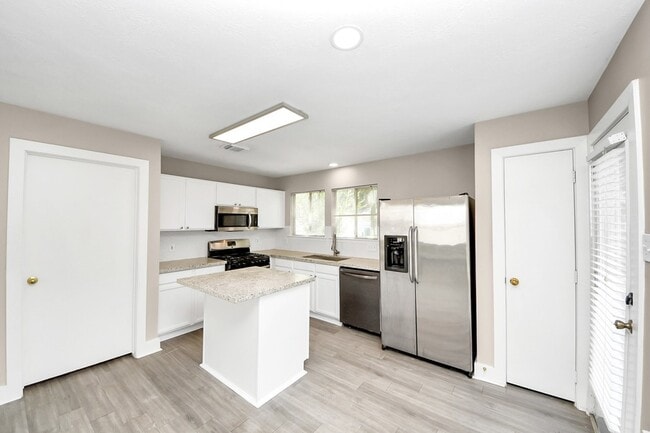 Building Photo - 18178 Woodsdale Ct