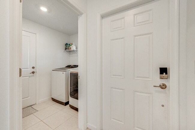 Building Photo - 3/2 in gated Tillman Lakes!