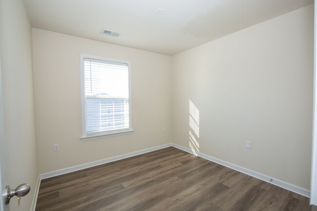 Building Photo - 3 bed, 2full/2 half bath Townhome in Marti...