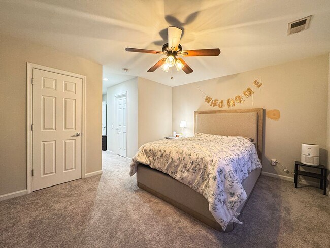 Building Photo - Beautiful 3 Bed 3.5 Bath Interior Townhome In Vibrant Brambleton Landbay