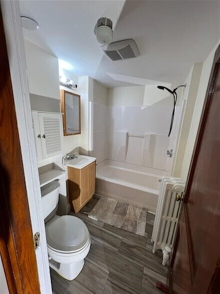 Building Photo - 42 Madison St