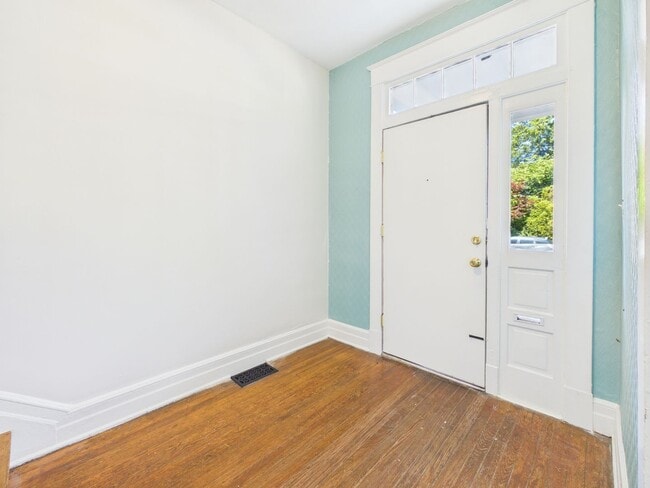 Building Photo - 203 W 33rd St
