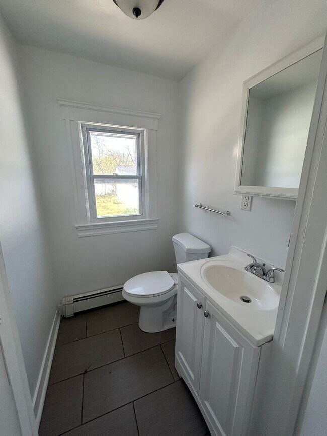 Building Photo - Lovely 4 Bedroom Single Family House in Neptune!