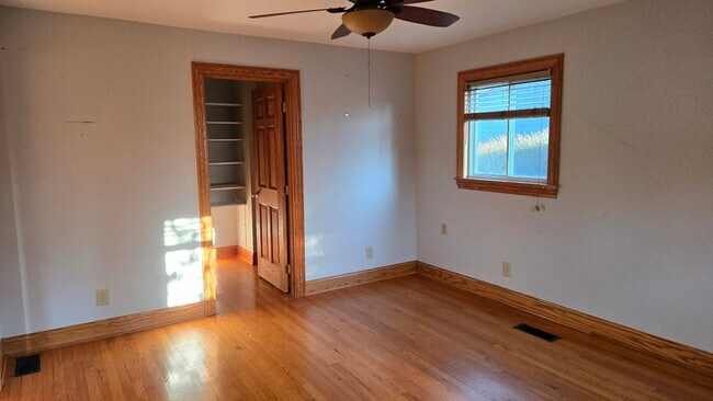 Building Photo - **RIVERFRONT 4-BEDROOM/3-BATH WITH 4-CAR GARAGE, FULL BASEMENT!!**