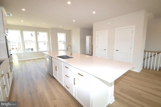Building Photo - 43795 Middleway Ter