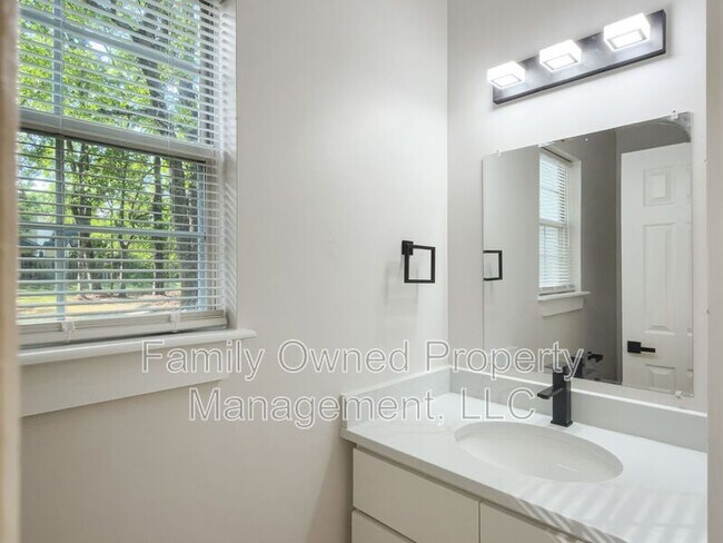 Building Photo - 105 Mallory Dr