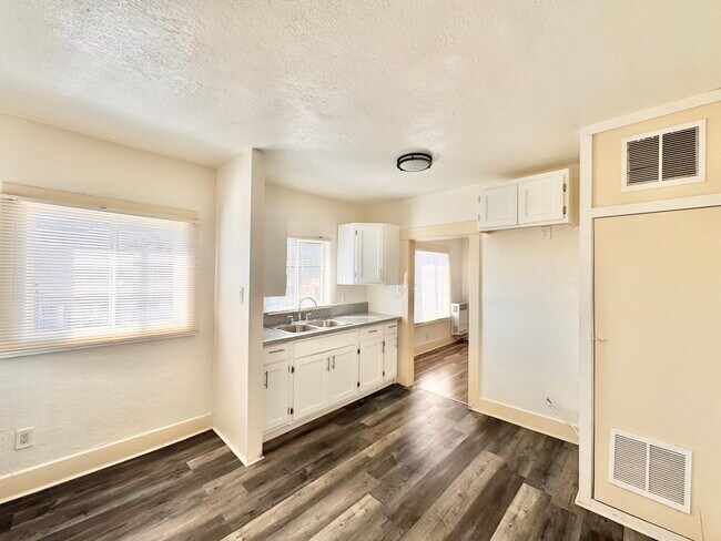 Primary Photo - 1500 1/2 E. 23rd St
