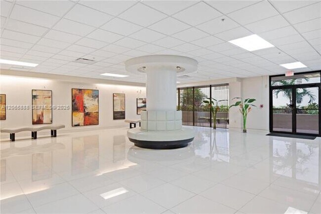 Building Photo - 1621 Collins Ave