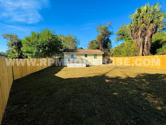 Building Photo - 2 bed, 1 bath on large lot with fenced in ...