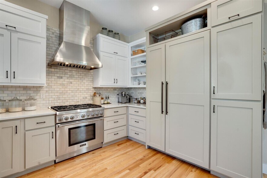 Professional 6-burner gas range, vent hood, and custom built-in Sub-Zero refrigerator and freezer! - 4144 Lost Canyon Drive