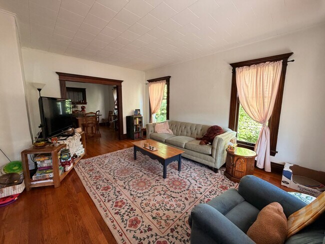 Building Photo - Charming Four Bedroom Home on SE Side!