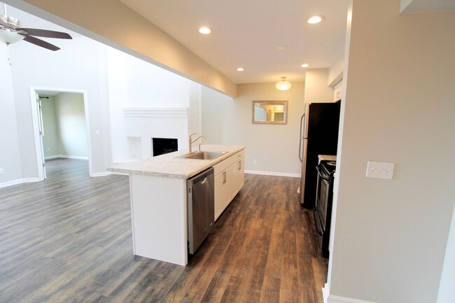 Building Photo - Remodeled Condo with amazing Mountain View...